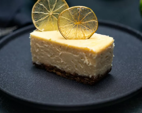 Поглезете небцето си с освежаващ чийзкейк с лайм и бял шоколад