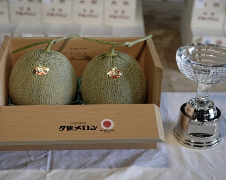 Продадоха два пъпеша за над 23 000 долара на търг в Япония