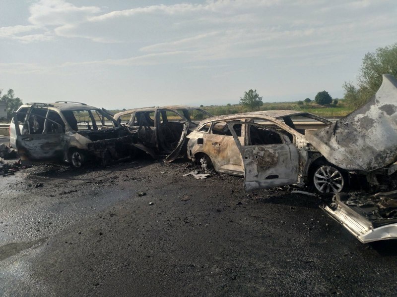 Напълно изпепелени са автомобилите, катастрофирали на магистралата край Пловдив *