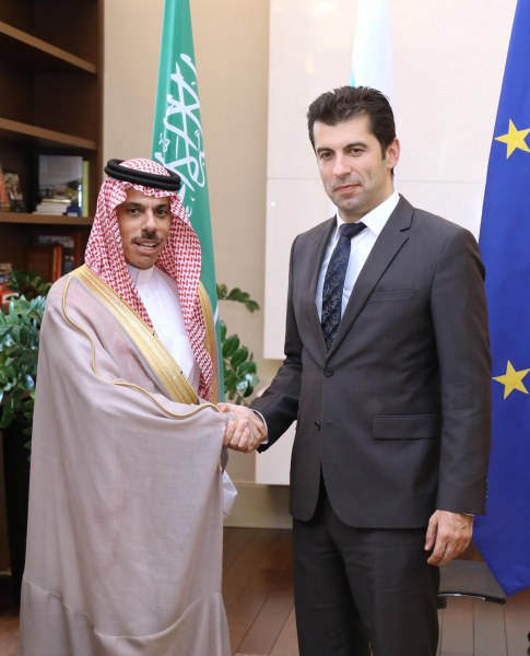 Петков говори с министър на Саудитска Арабия за доставки на газ и петрол от Изток