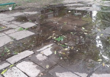 Няколко седмици поред питейна вода извираше от улица в Кючук