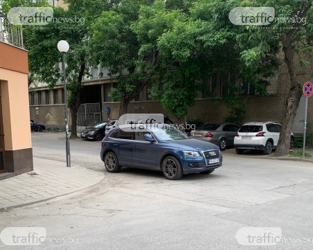 Безумно паркиране в Кършияка! Водач заряза колата си в средата на кръстовище