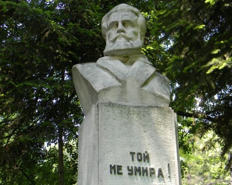 Пловдивчани се прекланят пред делото на Христо Ботев