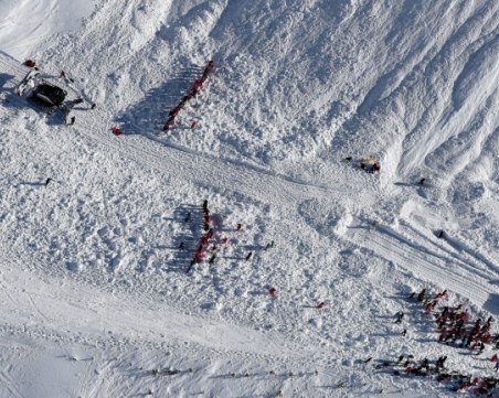 Двама алпинисти загинаха, а 9 са ранени при падане на лед в Швейцарските Алпи