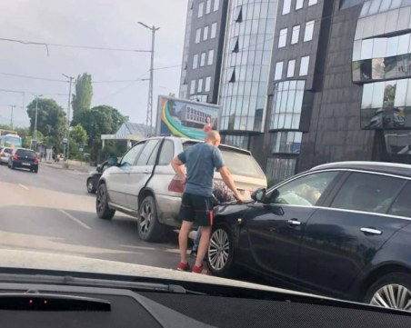 Две коли се удариха на бул. 