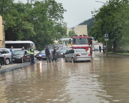 Порой с градушка удари Мадан, активираха се свлачища