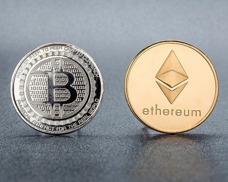 Свободното падане на криптовалутите продължава! Биткойн и Етериум удариха ново дъно