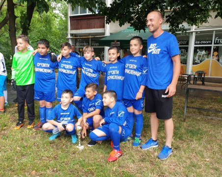 Ученици излизат на футболния терен за Купата на Кмета на 