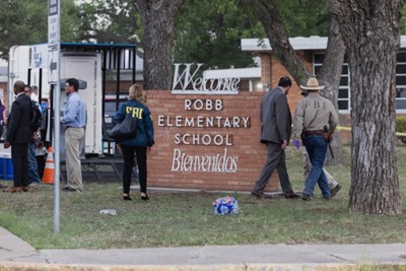 Стрелецът от Тексас бил в училището час преди да бъде убит от полицията
