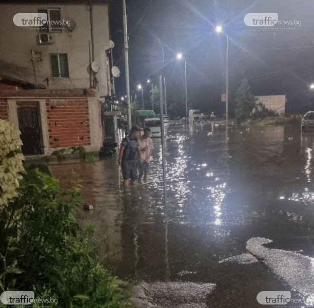 Улица в пловдивския квартал „Изгрев“ се наводни тази нощ. Става