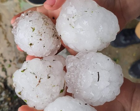Гръмотевици, градушки и поройни дъждове удариха различни части от страната