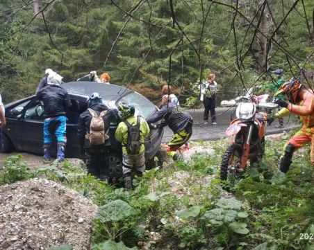 Автомобил пропадна по пътя за Лилково, група мотористи се притекоха на помощ