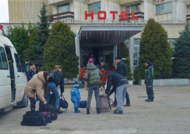 Два вагона с 57 украински бежанци от хотелите в Слънчев