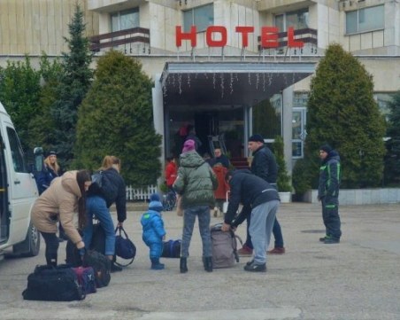 Украински бежанци от хотелите в Слънчев бряг отпътуваха от бургаската гара за София