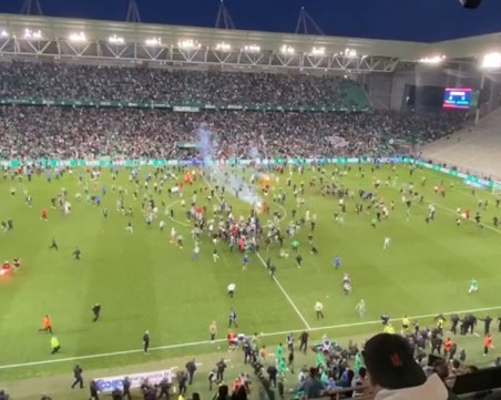 Меле във Франция, феновете на Сент Етиен нахлуха на терена