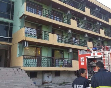 Неподвижни хора не са вдигани по седмица от леглата в дома във Варна, пенсионер настанен в бивша баня без прозорци