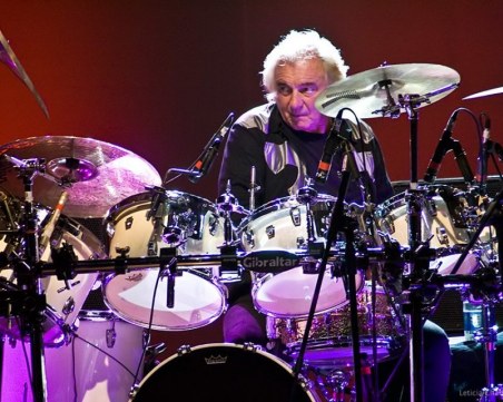 Почина барабанистът на групата Йес