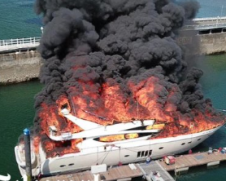 Яхта с тонове гориво се запали и потъна във Великобритания