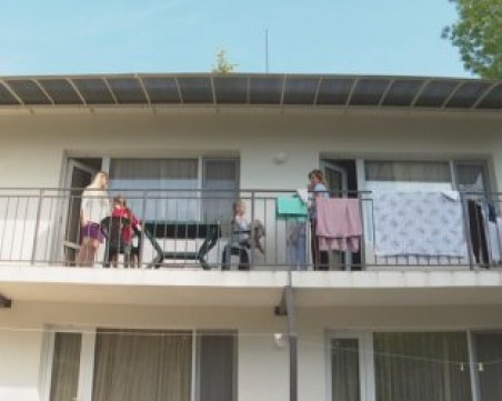 Започва преместването на украинските бежанци от хотели по морето до държавни бази из страната