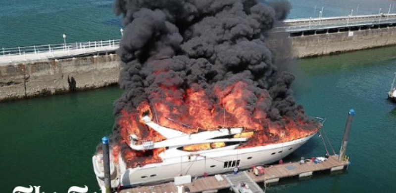 Яхта с тонове гориво се запали и потъна във Великобритания