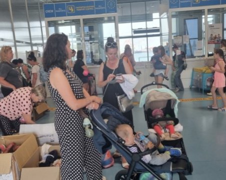 Предупреждават украинските бежанци да не подписват документи за преместване