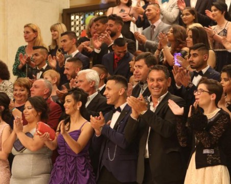 Румен Радев организира бал за зрелостници в неравностойно положение