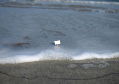 Два пакета с кокаин бяха изхвърлени от морето на брега