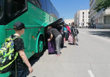 Първите над 80 бежанци бяха докарани с два автобуса от
