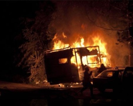 Каравана избухна в пламъци край Пловдив