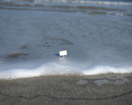 Морето край Гърция изхвърли кокаин, доброволци го метнаха в боклука