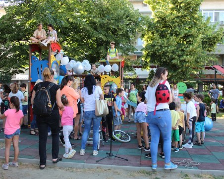 Прекрасно шоу с жонгльор удиви малки и големи в парк 