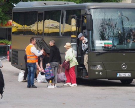 Военни изграждат палатков лагер за украинските бежанци в Сарафово