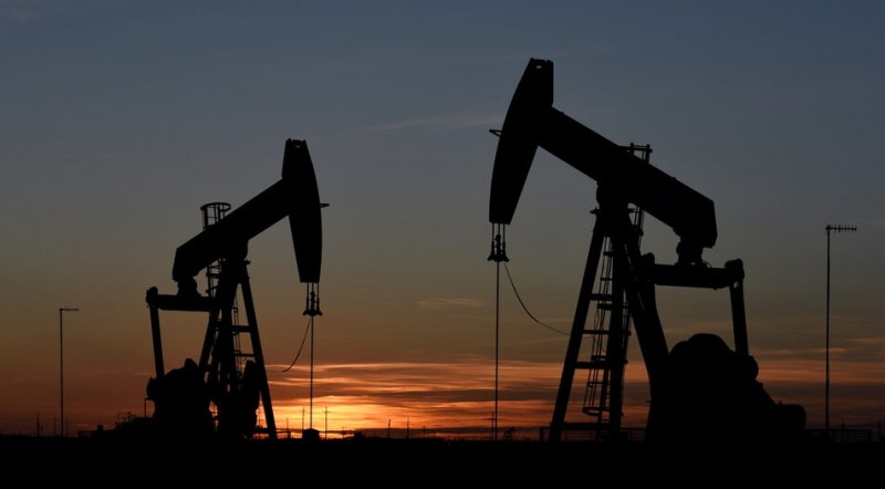 Петролът се насочи към най-дългата си серия месечни ценови повишения от над десетилетие