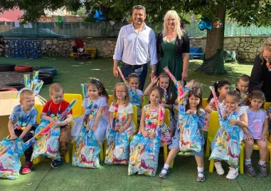 Игри музика рисуване и подаръци получиха децата от община Родопи по
