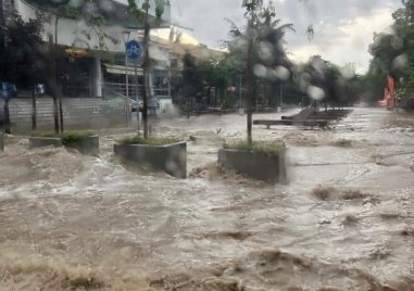 Силна буря доведе до наводнения в Стара Загора съобщава MeteoBalkans