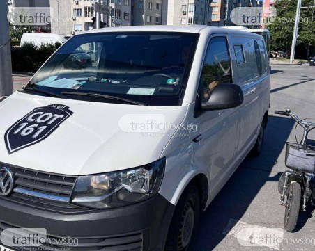 Инкасов автомобил спира всеки ден на пешеходна пътека пред кметството на Тракия