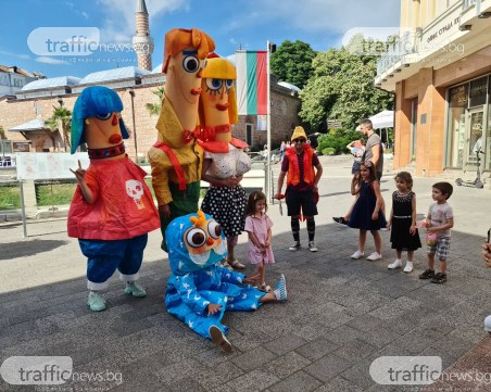 Куклено семейство се пошегува с битието ни, разсмя пловдивчани на Главната