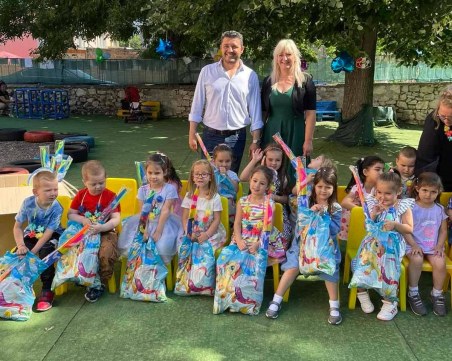 Подаръци и куп игри за децата от община 