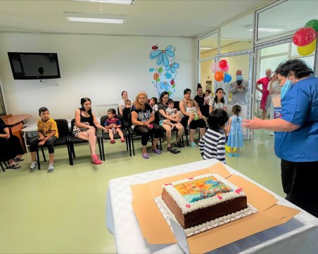 Подаръци и сладкиши зарадваха децата на УМБАЛ 