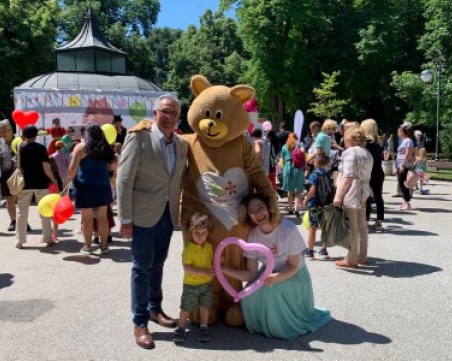 Раздаваха прегръдки в центъра на Пловдив по случай 1 юни