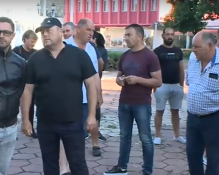 След унищожителната градушка в Садово: Земеделци блокираха главен път за Турция