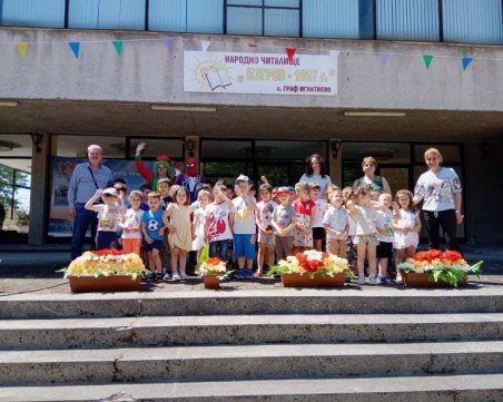 Театър и лакомства зарадваха децата на община 