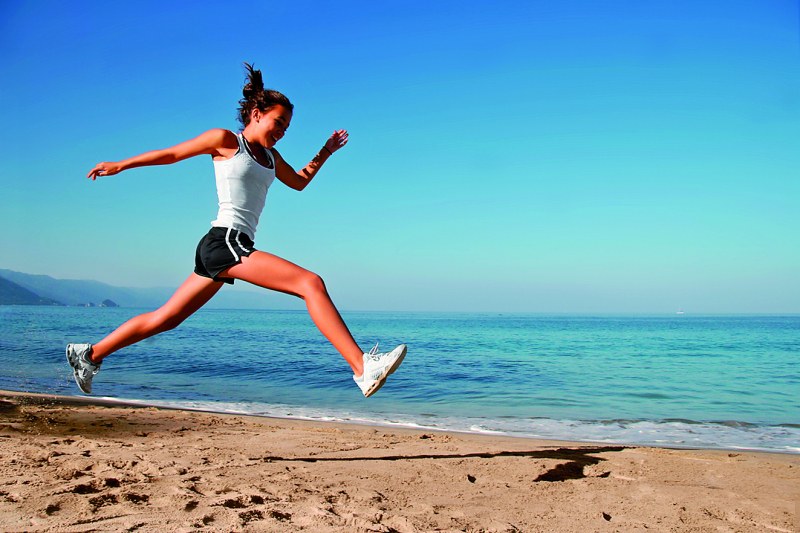 С бързо ходене или с бягане се отслабва по-бързо?