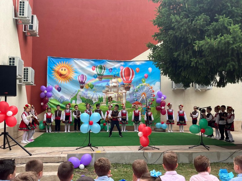 С грандиозен концерт детска градина „Росица“ отбеляза своя 50-годишен юбилей.