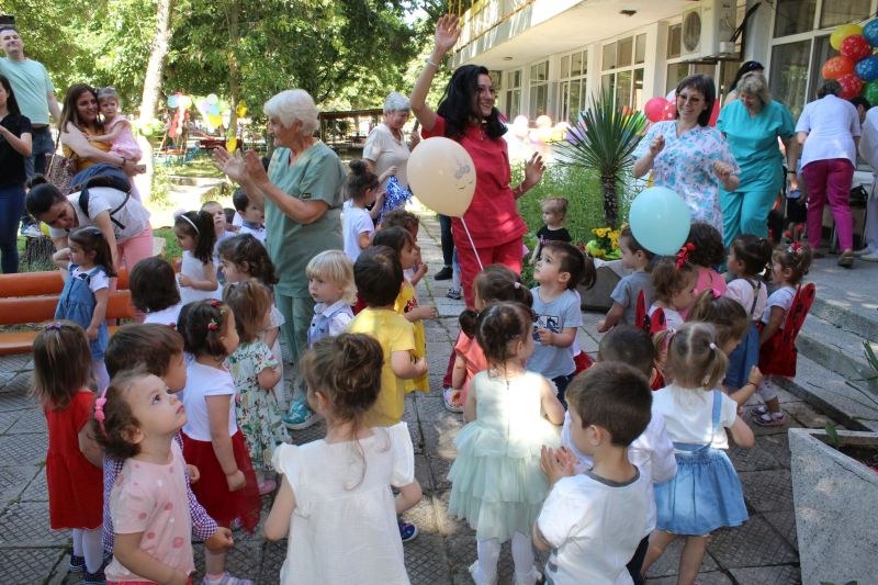 С цветно тържество децата от ДЯ „Мечо пух“ отбелязаха най-приказния