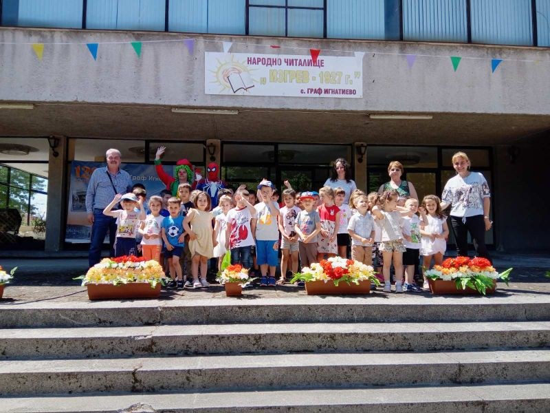 На 1-ви юни кметът Димитър Иванов подари театрална постановка на