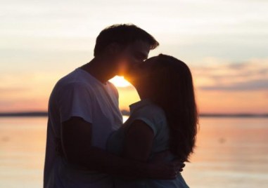 Според някои проучвания днешната средностатистическа жена целува около 15 мъже
