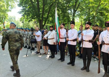 Стотици признателни пловдивчани се събраха пред паметника на Христо Ботев