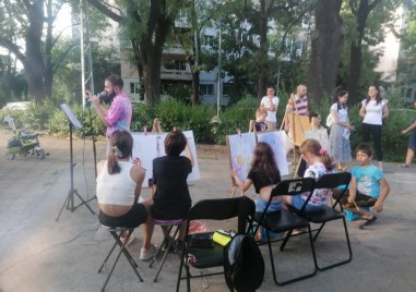 Детска работилница за рисуване се проведе пред Народно Читалище Проф