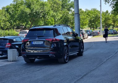 Пловдивчанка изтипоса лъскавия си джип на новоасфалтиран тротоар в ЖР